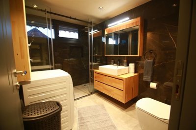 Quality Villa For Sale in Belek, Antalya With A Private Pool, Parking & Garden - Luxury bathroom