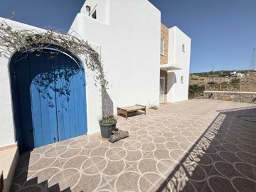 Nature View Bodrum Villa With A Private Pool For Sale In Bogazici - Villa entrance and parking