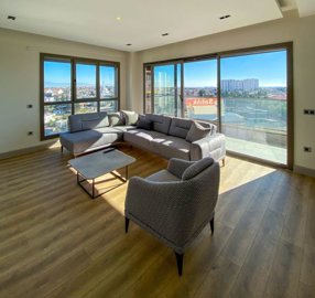 Versatile One-Bedroom Apartment For Sale In Antalya - Lounge with a balcony