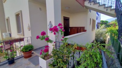 A Beautiful Sea-View Apartment For Sale - Apartment entrance