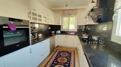 A Beautiful Sea-View Apartment For Sale - Spacious kitchen