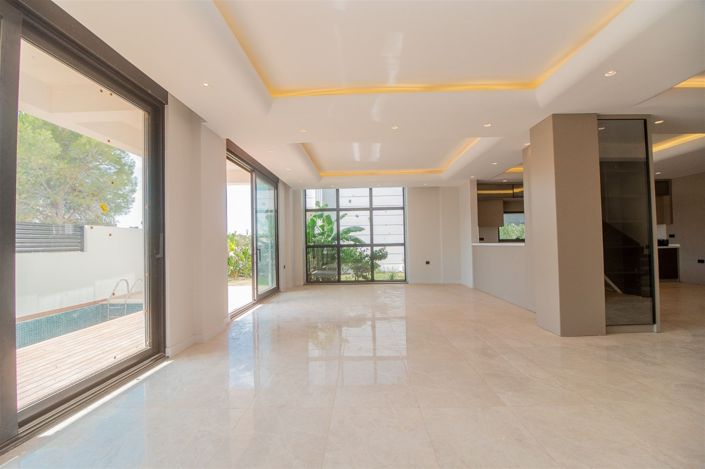 Image No.12-4 Bed Villa for sale