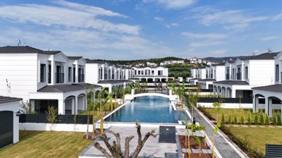 Key-Ready Villas For Sale In Kusadasi - Stunning villas with a large shared pool