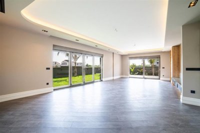 Sensational Antalya Property For Sale In Muratpasa - Very spacious lounge
