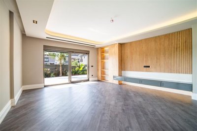 Sensational Antalya Property For Sale In Muratpasa - Direct access to the garden