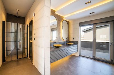 Sensational Antalya Property For Sale In Muratpasa - Luxury bathroom