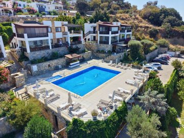 Key-Ready Sea View Bodrum Apartment For Sale In Gumusluk - Communal pool