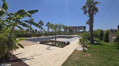 Antalya Residence Apartments In Altintas For Sale - Communal pool and sunbathing terraces