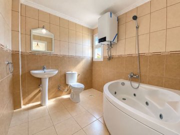Seafront Semi-Detached Villa For Sale In Didim – Ensuite bathroom