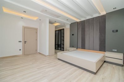 Beautiful Detached Triplex Villa For Sale in Belek, Antalya - Master bedroom with ensuite
