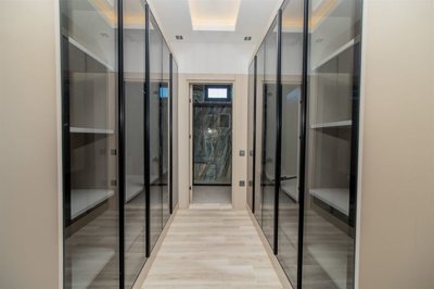 Beautiful Detached Triplex Villa For Sale in Belek, Antalya - Dressing room and closet