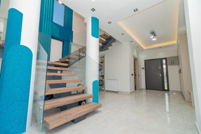 Beautiful Detached Triplex Villa For Sale in Belek, Antalya - Beautiful open staircase