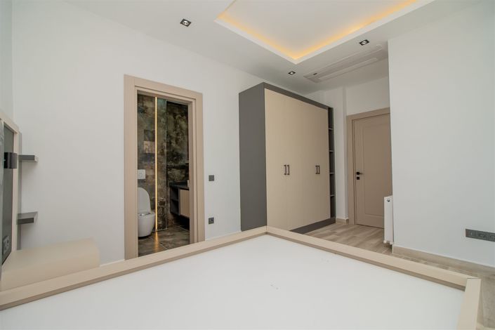 Image No.8-6 Bed Villa for sale