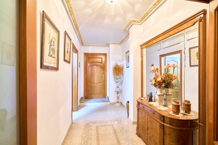 Image No.10-7 Bed Property for sale