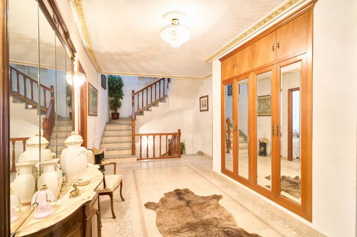 Image No.17-7 Bed Property for sale