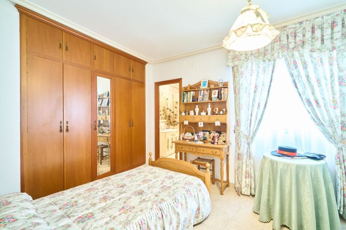 Image No.21-7 Bed Property for sale