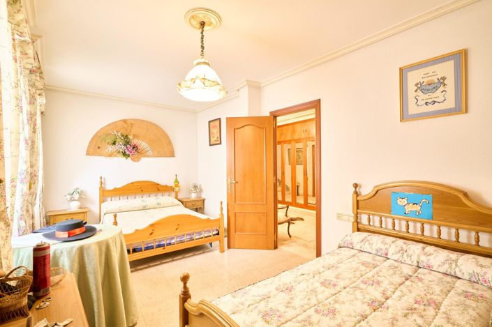 Image No.23-7 Bed Property for sale