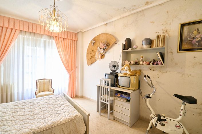 Image No.25-7 Bed Property for sale