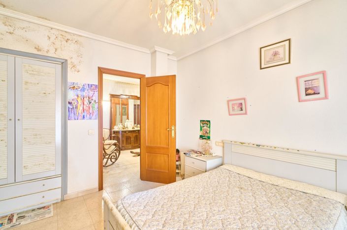 Image No.27-7 Bed Property for sale