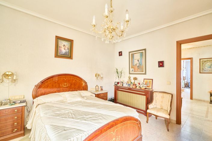 Image No.28-7 Bed Property for sale