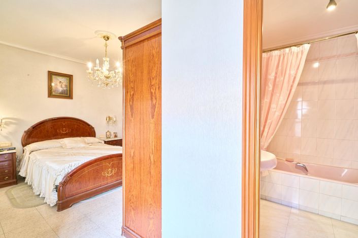 Image No.31-7 Bed Property for sale