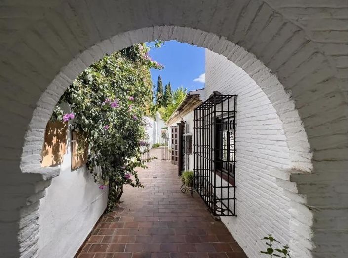 Image No.10-12 Bed House for sale