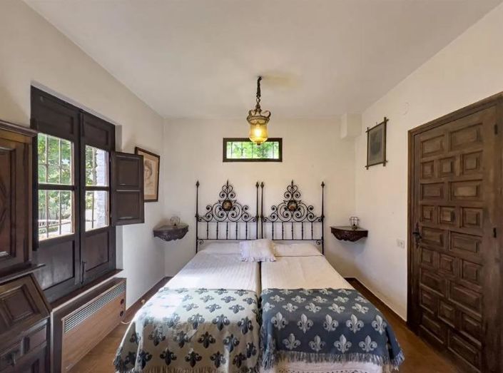 Image No.11-12 Bed House for sale