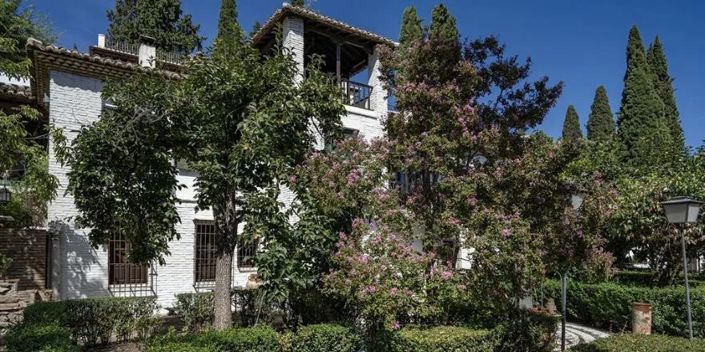 Image No.5-12 Bed House for sale