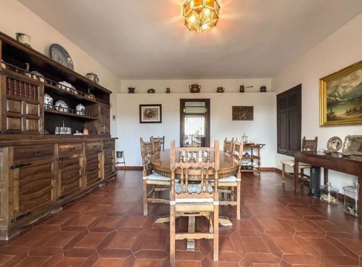 Image No.8-12 Bed House for sale