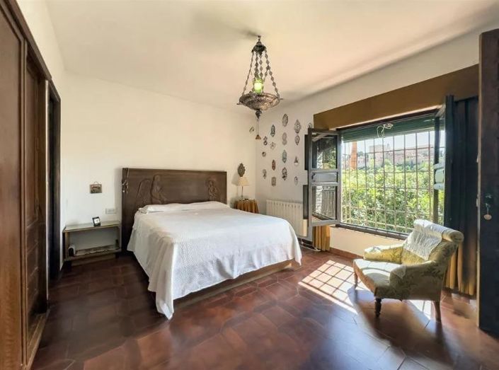 Image No.9-12 Bed House for sale