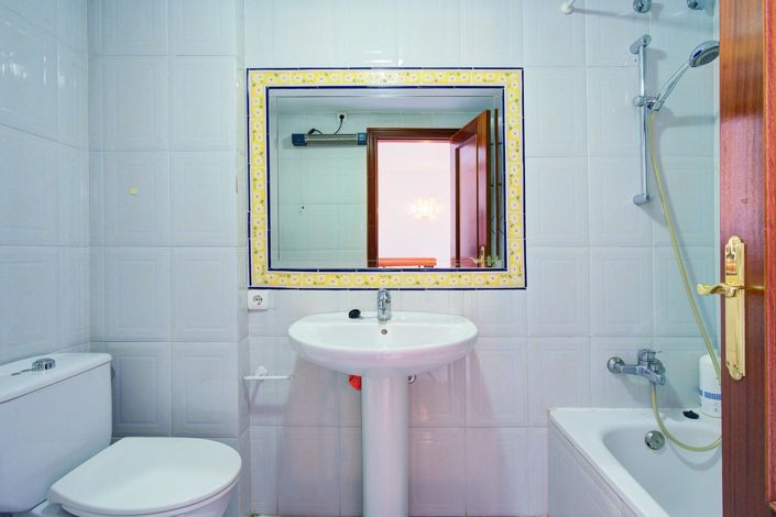 Image No.19-4 Bed Property for sale