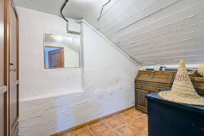 Image No.27-4 Bed Property for sale