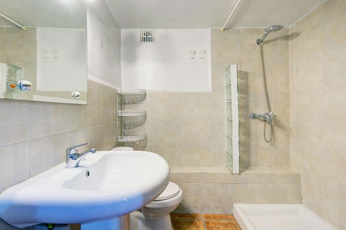 Image No.28-4 Bed Property for sale