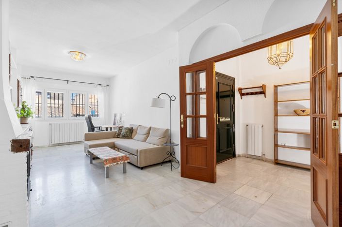 Image No.4-4 Bed Property for sale