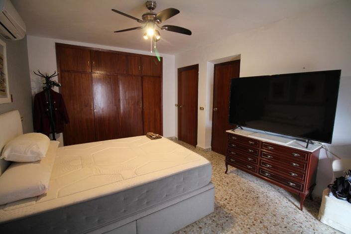 Image No.20-4 Bed House for sale