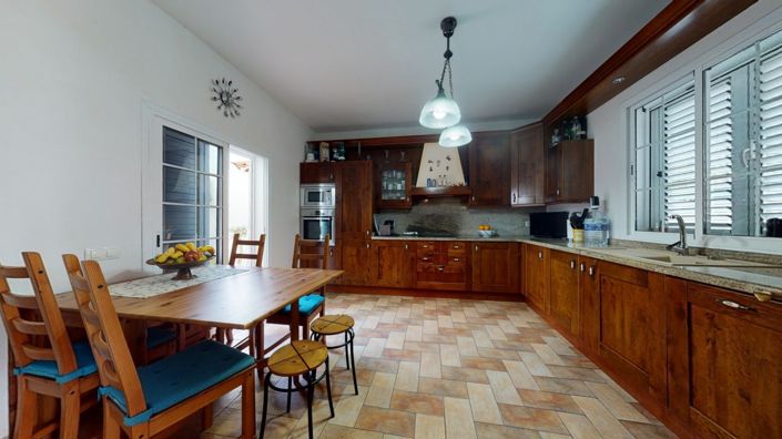 Image No.8-4 Bed House for sale