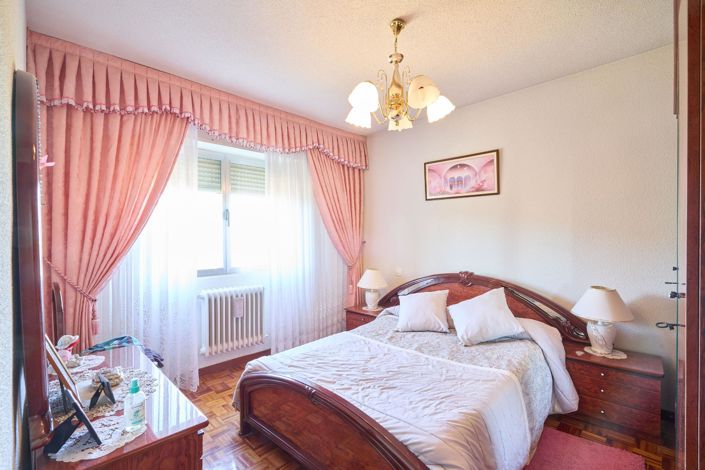 Image No.27-3 Bed Flat for sale