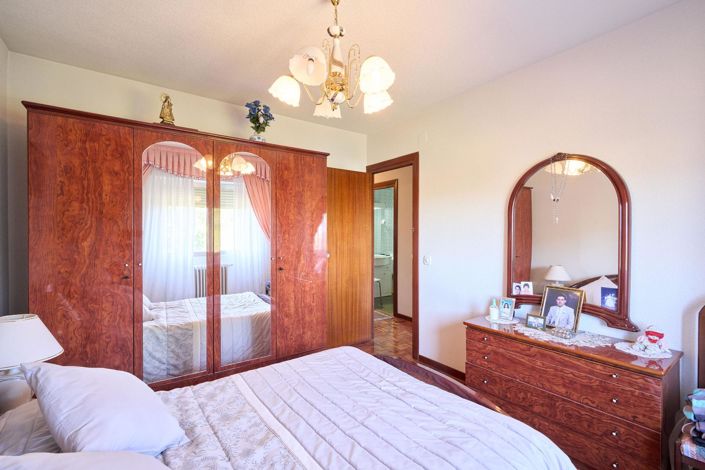 Image No.28-3 Bed Flat for sale