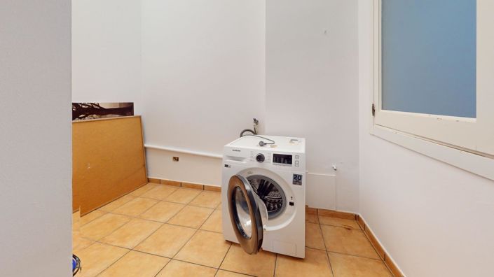 Image No.33-3 Bed Flat for sale