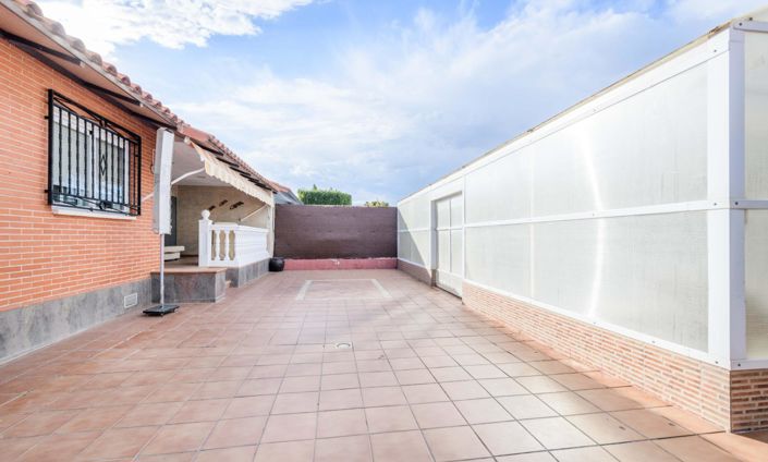 Image No.10-3 Bed Property for sale