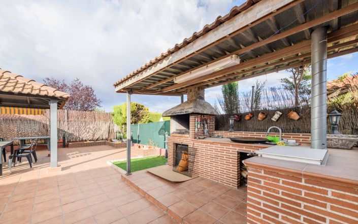 Image No.11-3 Bed Property for sale