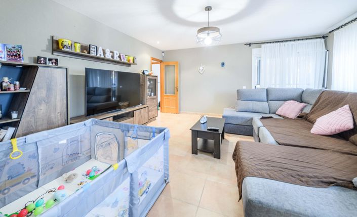 Image No.28-3 Bed Property for sale