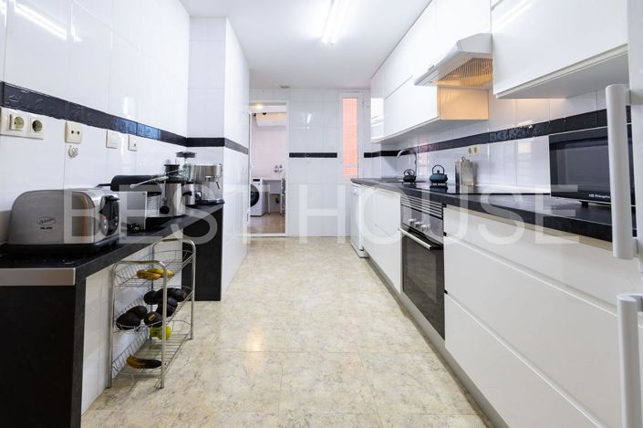 Image No.17-4 Bed Flat for sale