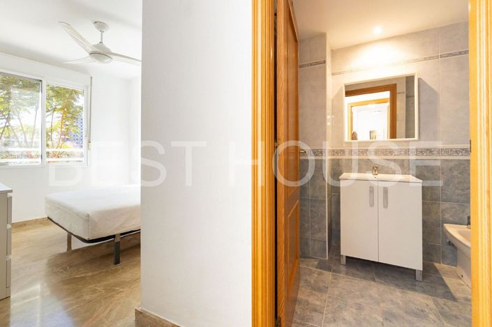 Image No.32-4 Bed Flat for sale