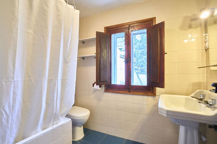 Image No.36-5 Bed Country House for sale