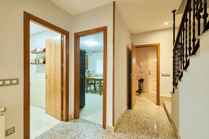 Image No.10-3 Bed Property for sale