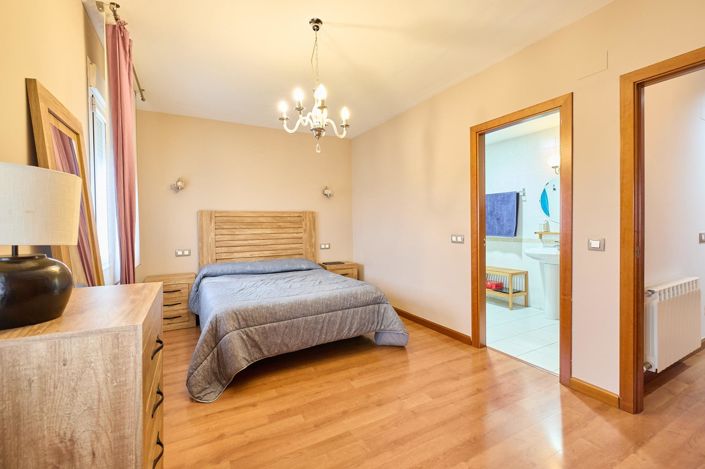 Image No.20-3 Bed Property for sale