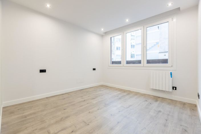 Image No.14-3 Bed Flat for sale