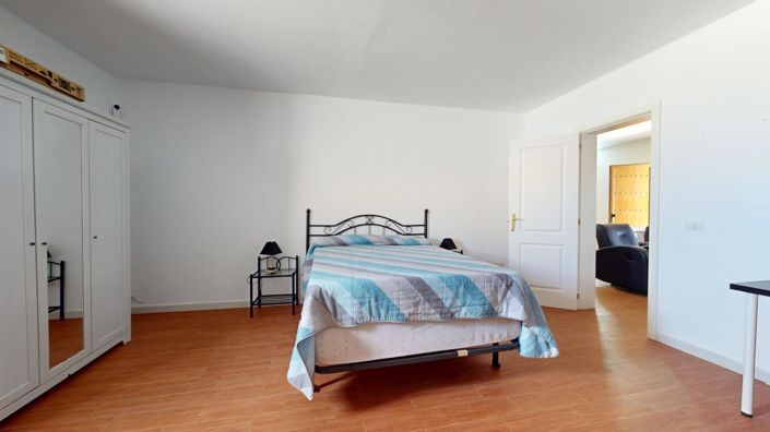 Image No.24-5 Bed Property for sale