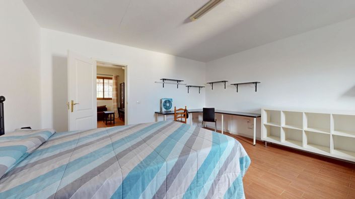 Image No.25-5 Bed Property for sale